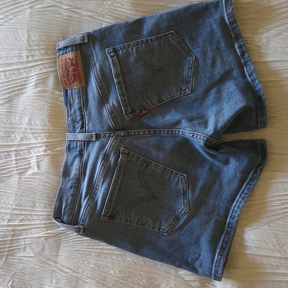 Levi's Women's Mid Length Jean Shorts - Picture 6 of 6